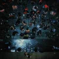 докури. - весь квартал танцует